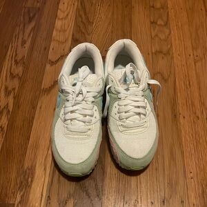 Nike airmax 90 - gently used (less then 6 times) size 8